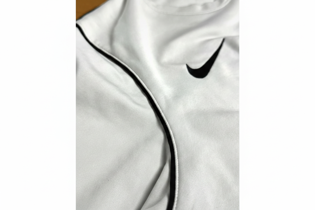 Nike Longsleeve M – Bild 2 freigestellt