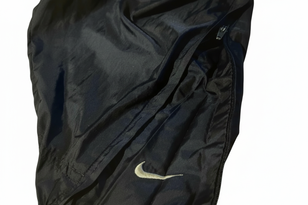 Nike Trackpants S – Bild 3 freigestellt