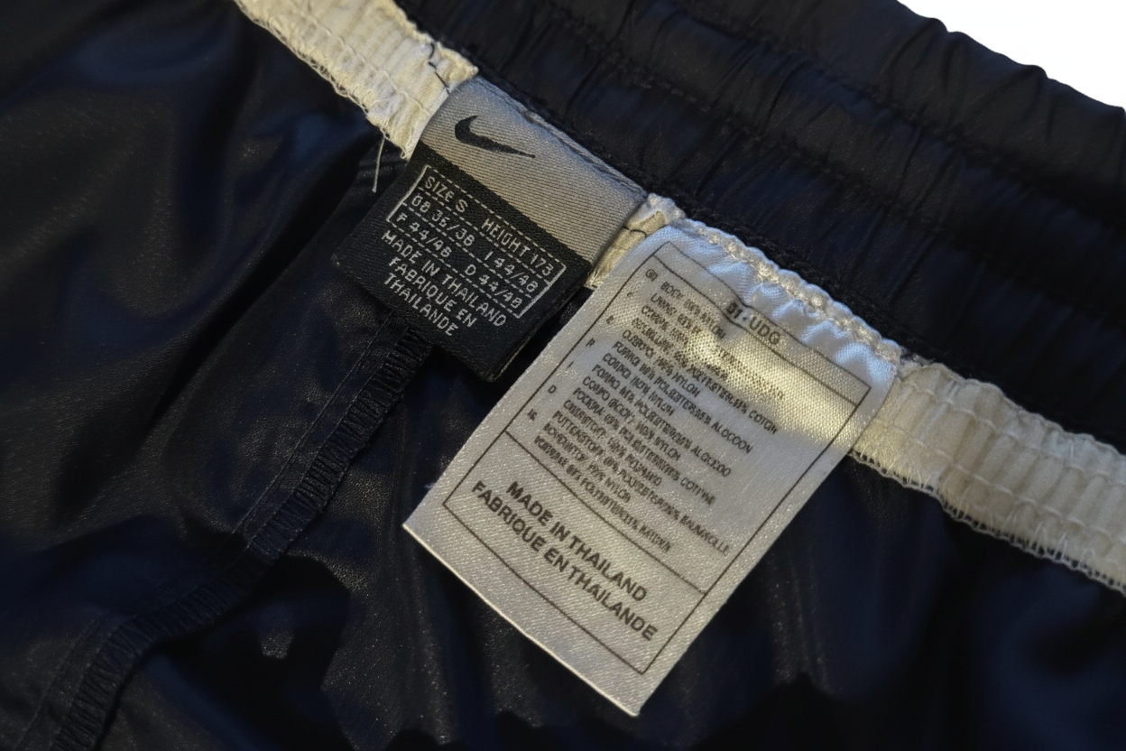 Nike Trackpants S – Bild 4 freigestellt