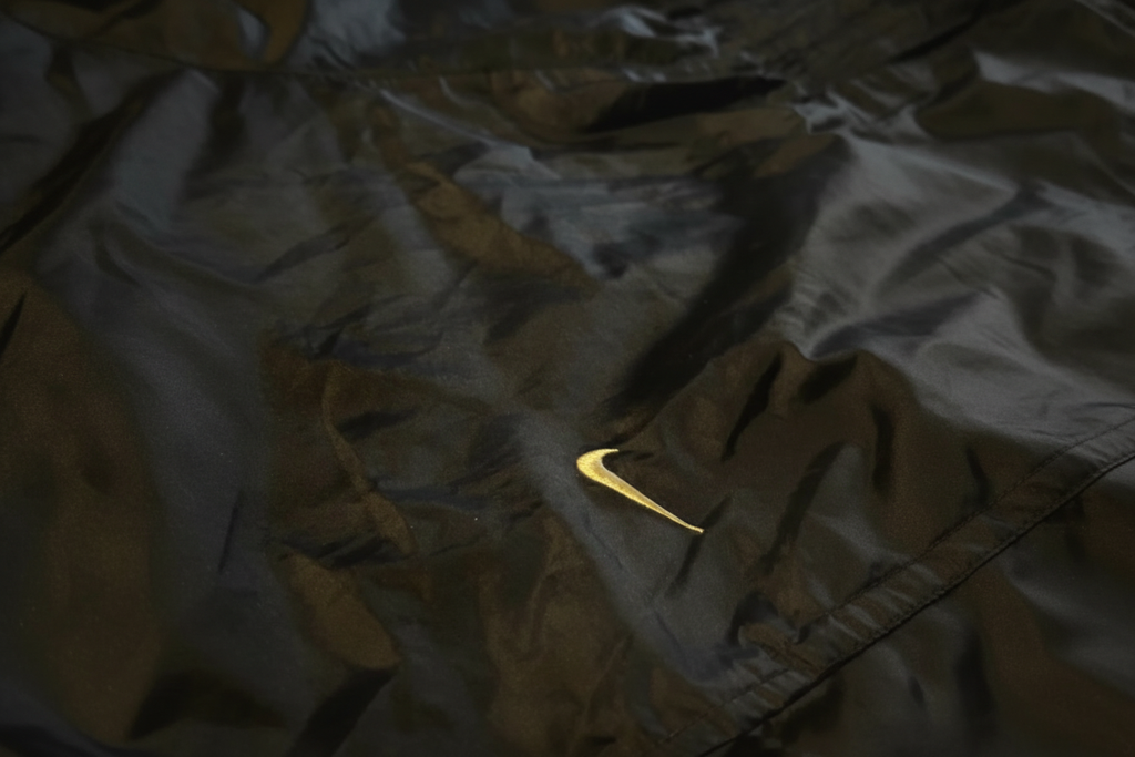 Nike Trackpants S – Bild 2 freigestellt
